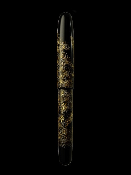 2167様感謝‼️JAPAN蒔絵鷹の羽家紋と蝶鳥花五段重二枚蓋と重ね盆二枚木箱入 2167様感謝‼️JAPAN蒔絵鷹の羽家紋と蝶鳥花五段
