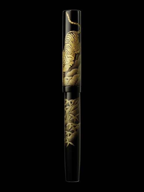 2167様感謝‼️JAPAN蒔絵鷹の羽家紋と蝶鳥花五段重二枚蓋と重ね盆二枚木箱入 27.jpg